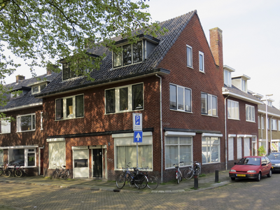 908639 Gezicht op het winkelhoekpand Ahornstraat 52 te Utrecht, met rechts het Boerhaaveplein.N.B. bouwjaar:19301940: ...